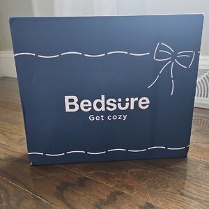 New In Box. Bedsure Pink Wearable Blanket